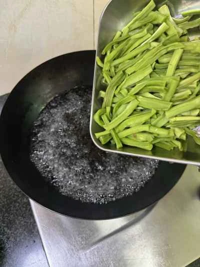 マスタードグリーンの塩漬けを使った牛肉サラダの作り方：8