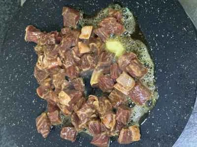 バターマッシュルームと牛肉の角切りを作る手順：7