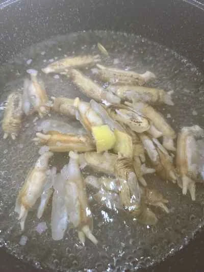 枝豆とキャベツの酢漬けを添えたマテ貝の煮込みの作り方：2