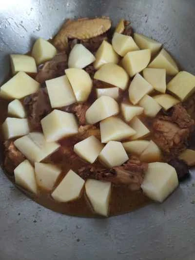 鶏肉とジャガイモと玉ねぎの煮込みの作り方：6