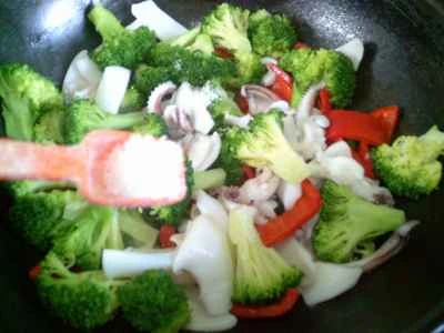 イカとブロッコリーの炒め物の作り方：16