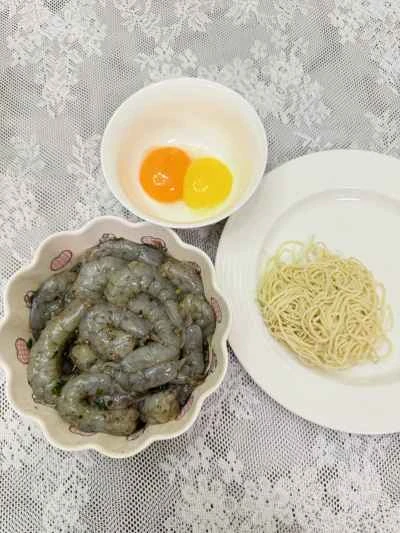 エビのおしゃれな食べ方：黄金色のエビと麺の揚げ方：3