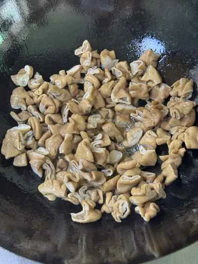 乾鍋で煮込んだ豚腸の作り方：5
