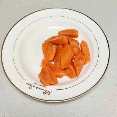 ヤムイモとニンジンの煮込みヘチマの作り方：1