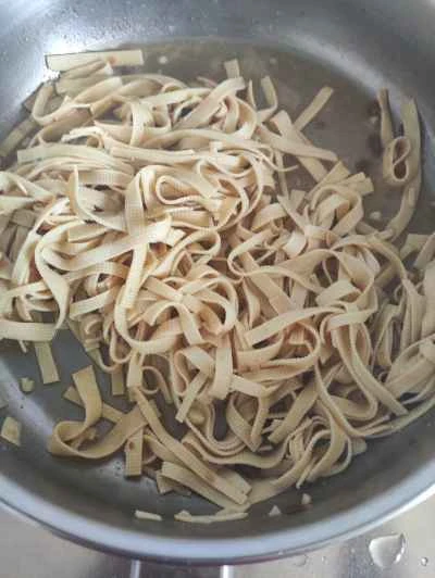 玉ねぎの細切りと豆腐の皮の細切り炒めの作り方：3