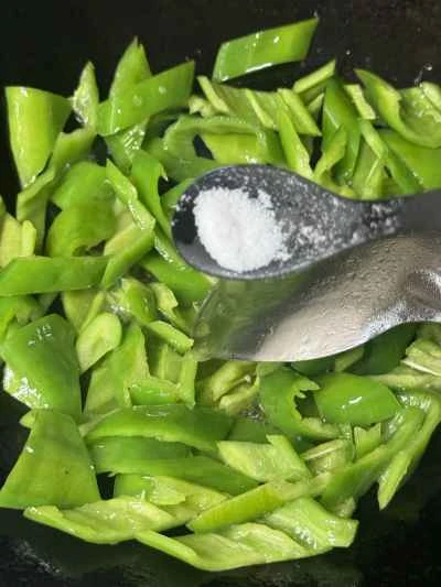 干物とピーマンの炒め物の作り方：7