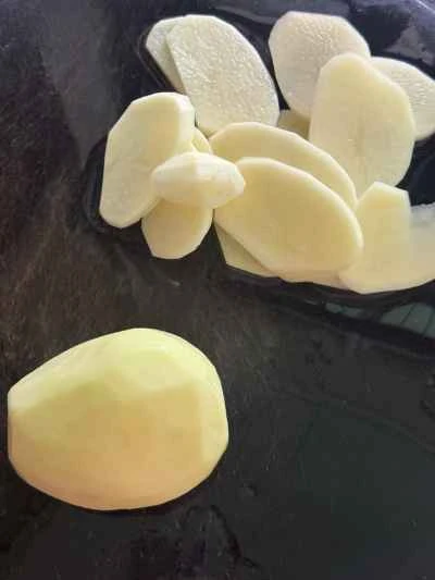 ピーマン、ジャガイモ、ハムの炒め物の作り方：2