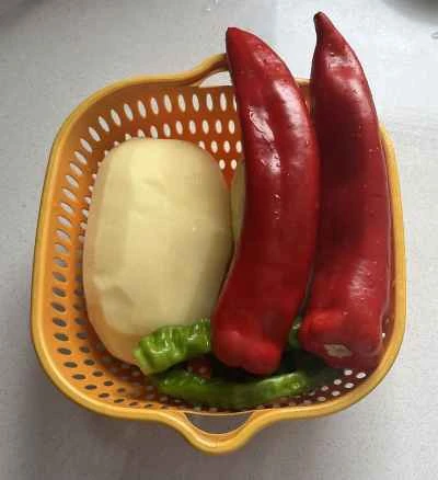 鶏肉とチリとジャガイモの炒め物の作り方：2