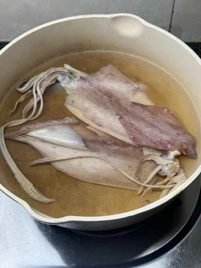 干しイカとニラの花の炒め物の作り方：1