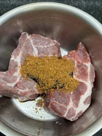 サテソースで炒めた豚バラ肉の作り方：3