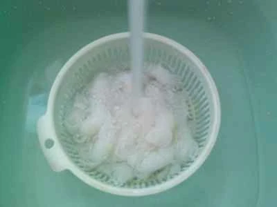 こんにゃくの結び目と白菜の漬物とエビの炒め物の作り方：3