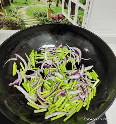 ニンニクの芽と玉ねぎの炒め物の作り方：2