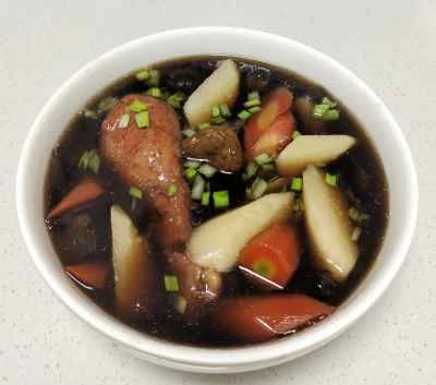 ヤムイモ、ニンジン、鶏もも肉、キノコの煮込みのレシピ