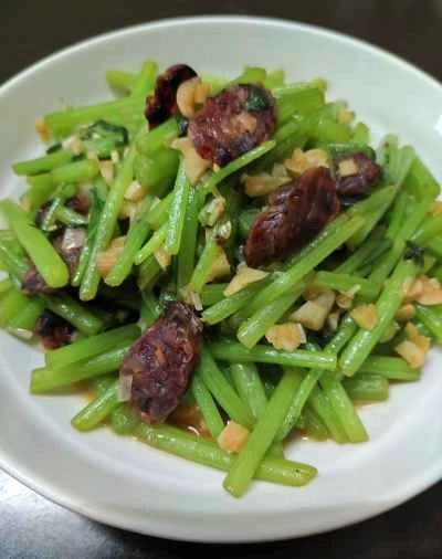 中華ソーセージと菊菜の炒め物の作り方：8