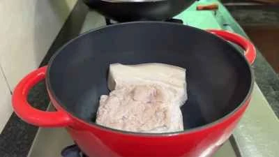 土鍋で豚肉の煮込みを作る手順：1