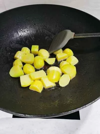 ジャガイモ入り豚スペアリブの煮込みの作り方：1