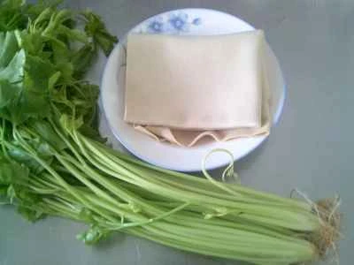 セロリと豆腐の皮の炒め物の作り方：1