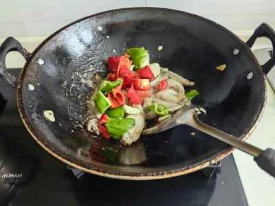 牡蠣とウシガエルのスパイシー炒め レシピ手順：6