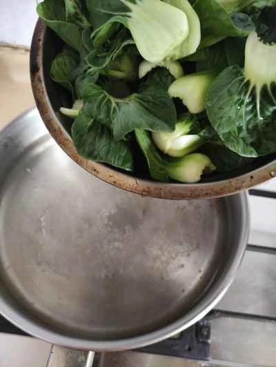 チンゲン菜入り鶏もつ煮込みの作り方：3