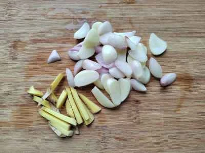 じゃがいも入り蒸し鶏手羽先の作り方：2