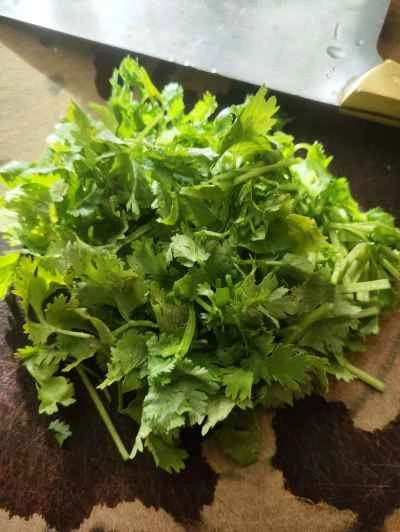 パクチーとシソの豚肉炒めの作り方：2