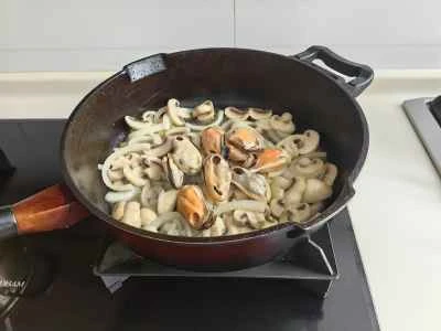 きのこ、玉ねぎ、ムール貝の作り方：5