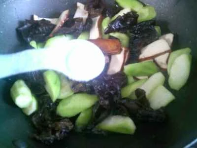 黒キクラゲと乾燥豆腐のヘチマ炒めの作り方：8