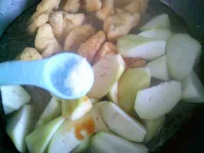 油で揚げた三角の夜咲き花と豚スペアリブの煮込みの作り方：11