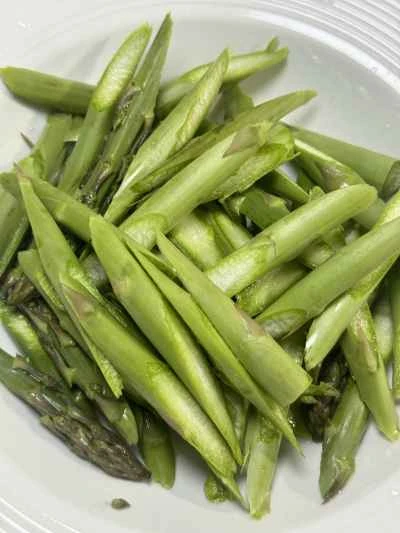 きのことアスパラガスの炒め物の作り方：1