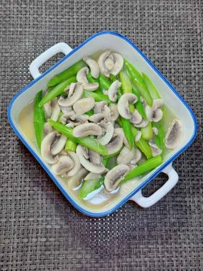 アスパラガスとキノコの炒め物のレシピ