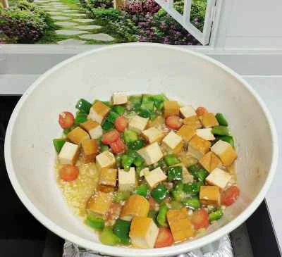 ピーマン、ニンジン、角切り豆腐の炒め物の作り方：6