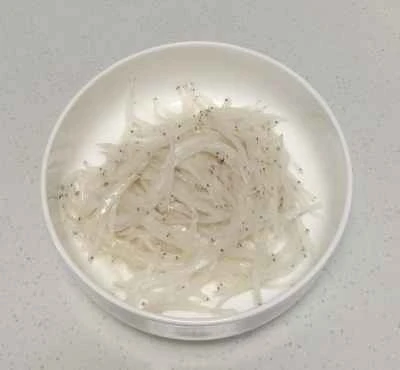 小さな銀色の魚を使ったオムレツの作り方：2