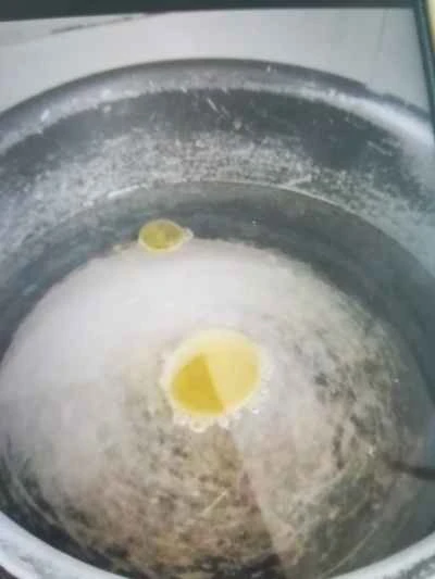 セロリの葉とキクラゲのサラダを作る手順：1