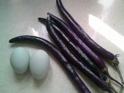 塩漬けアヒルの卵とナスのサラダを作る手順：1