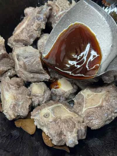 牛テールとジャガイモの煮込みの作り方：5