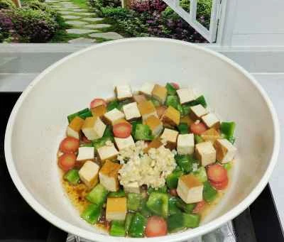 ピーマン、ニンジン、角切り豆腐の炒め物の作り方：5