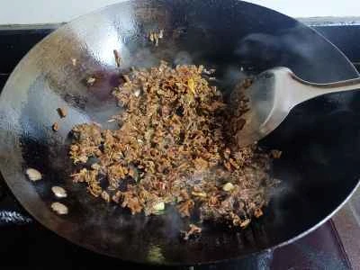 自家製豚バラ肉の煮込みとマスタードグリーンの塩漬け レシピ手順：6