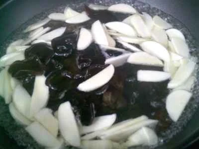 黒キクラゲと赤ソーセージの炒め物の作り方：4