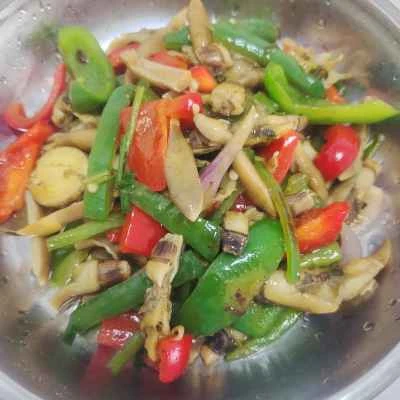 マテガイと赤ピーマン、緑ピーマンの炒め物のレシピ