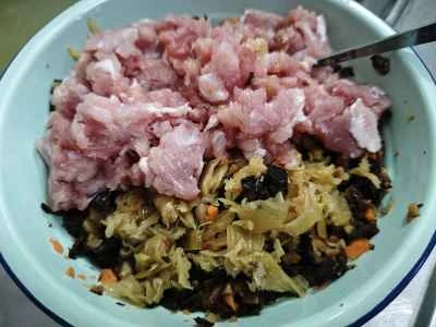 ポーチドエッグ、塩漬け野菜、キクラゲ、シイタケ入り蒸し肉パテの作り方：7