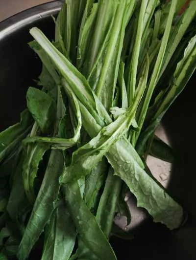 ニンニク風味のロメインレタスの作り方:1