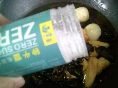 黒キノコと卵の揚げパン生地の三角形を作る手順：7