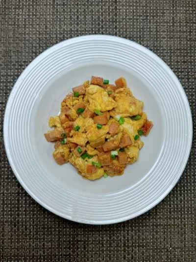 ランチョンミートとスクランブルエッグの作り方：8