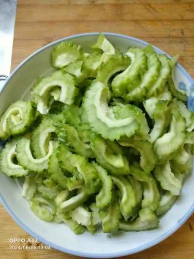 ゴーヤと唐辛子の炒め物の作り方：1