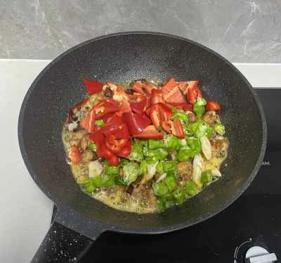 鶏肉とチリとジャガイモの炒め物の作り方：12