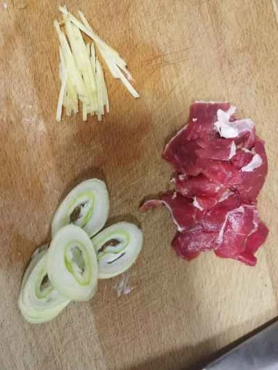 緑と赤のジャガイモのスライスを作る手順：3