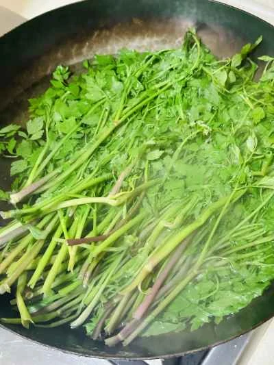 野生セロリと塩漬け豚肉の炒め物の作り方：2