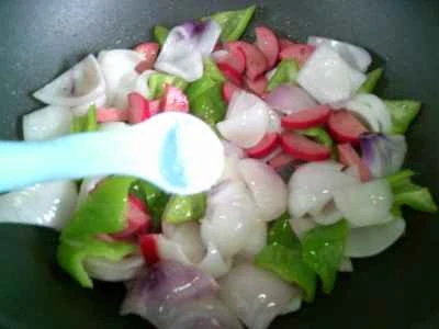 ピーマン、赤ソーセージ、玉ねぎの炒め物の作り方：6