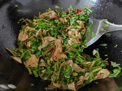 乾燥豆腐シートとスベリヒユの炒め物の作り方：5