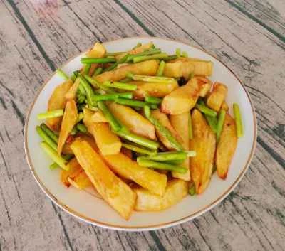 フライドポテトとニンニクの芽の作り方：9